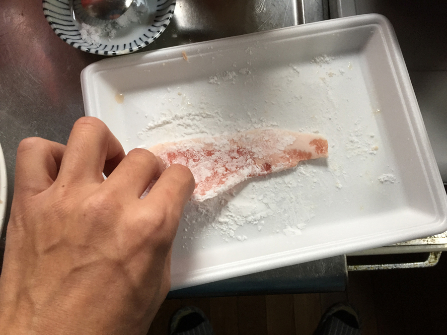 豚肉を一枚づつ片栗粉をつける