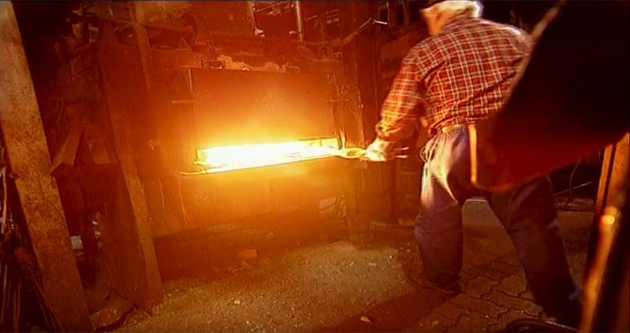 熱されたタークの鉄の素材は真っ赤で次の工程へ